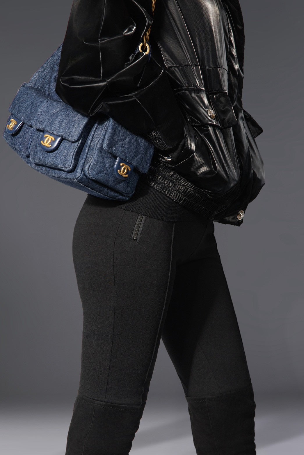 シンプルでありながら、スタイル全体を格上げするブラックレギンス